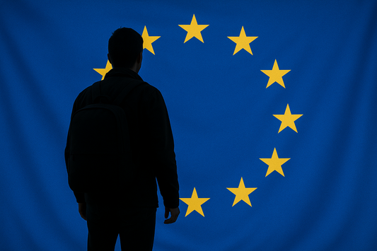 Silhouette avec sac d’évacuation devant le drapeau européen  symbole de la stratégie UE pour préparer les citoyens aux crises majeures.